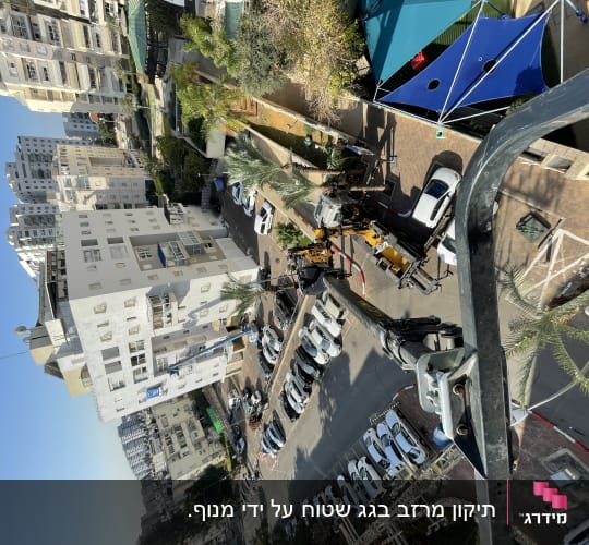 מנוף על גג בניין עם ציוד עבודה